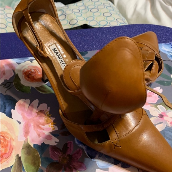 Manolo Blahnik Camel-Color Point-Toe Kitten Heels - Picture 4 of 7